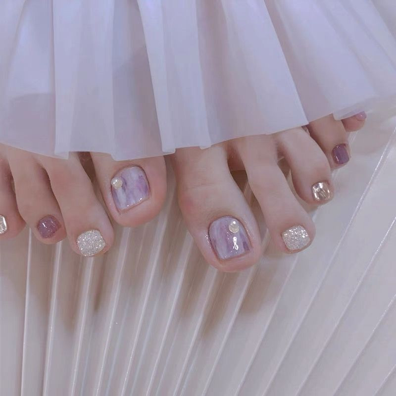 Mẫu nail bàn chân màu tím pastel kết hợp ánh kim tuyến cuốn hút ánh nhìn