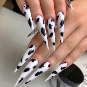 Mẫu nail bò sữa nhọn dài cá tính, tạo điểm nhấn mạnh mẽ cho đôi tay