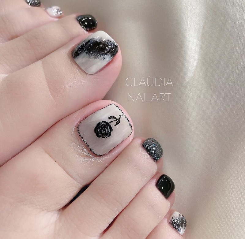 Mẫu nail chân đi đám cưới vẽ hoa thanh lịch