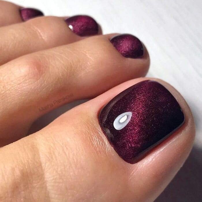 Mẫu nail chân mắt mèo đỏ ánh đồng