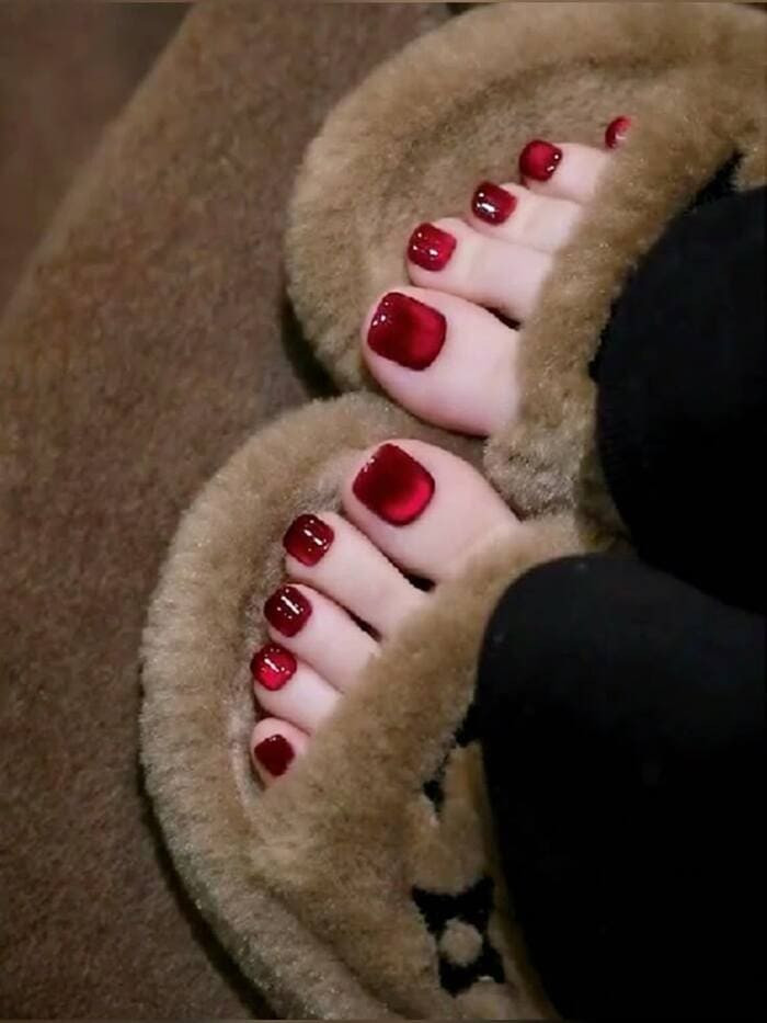 Mẫu nail chân mắt mèo đỏ rượu