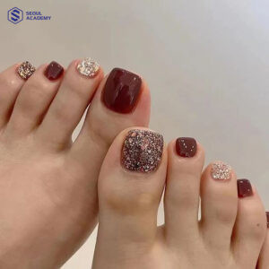 Mẫu nail chân màu đỏ kết hợp lớp sơn nhũ