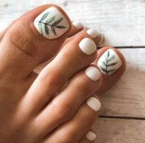 Mẫu nail chân màu trắng với họa tiết lá xanh tinh tế, mang lại cảm giác tươi mát và gần gũi với thiên nhiên