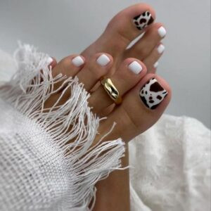 Mẫu nail chân màu trắng với họa tiết vân báo mạnh mẽ và cá tính, thể hiện phong cách độc đáo