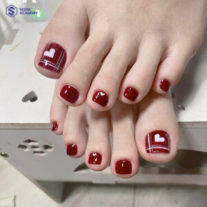 Mẫu nail chân sơn màu đỏ kết hợp hoạ tiết kẻ