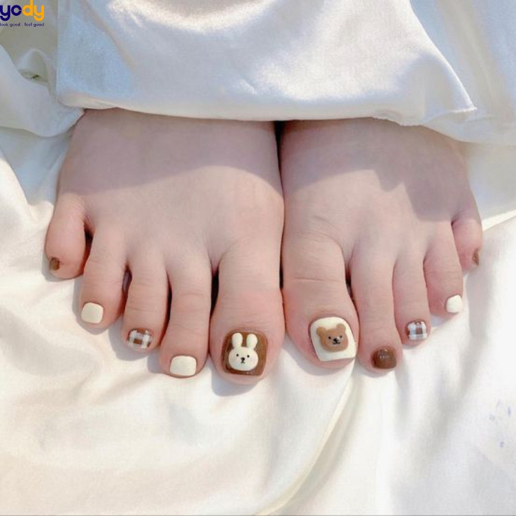 Mẫu nail chân trắng hình gấu dễ thương