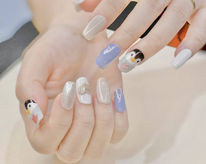 Mẫu nail chim cánh cụt đơn giản trên nền móng xanh nhạt