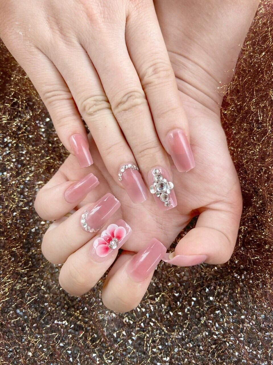 mẫu nail cô dâu màu hồng