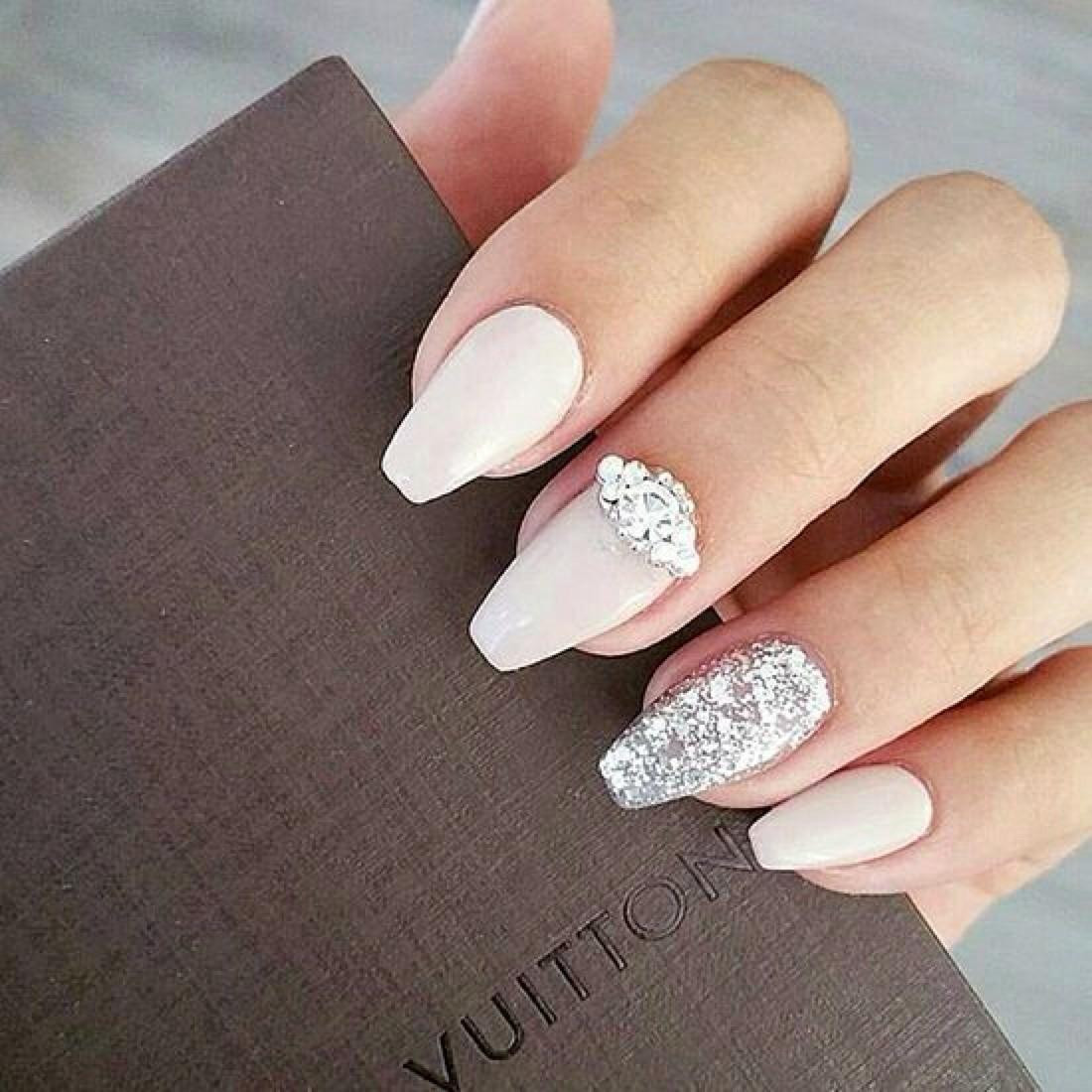 mẫu nail cô dâu màu trắng