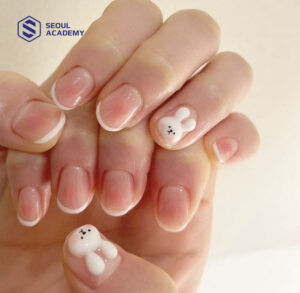 Mẫu nail con vật đơn giản nhưng đáng yêu với hình gấu và các chi tiết tối giản