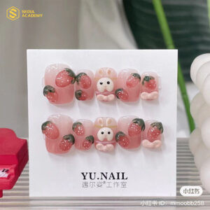 Mẫu nail dâu tây kết hợp với hình thỏ trắng cho bé
