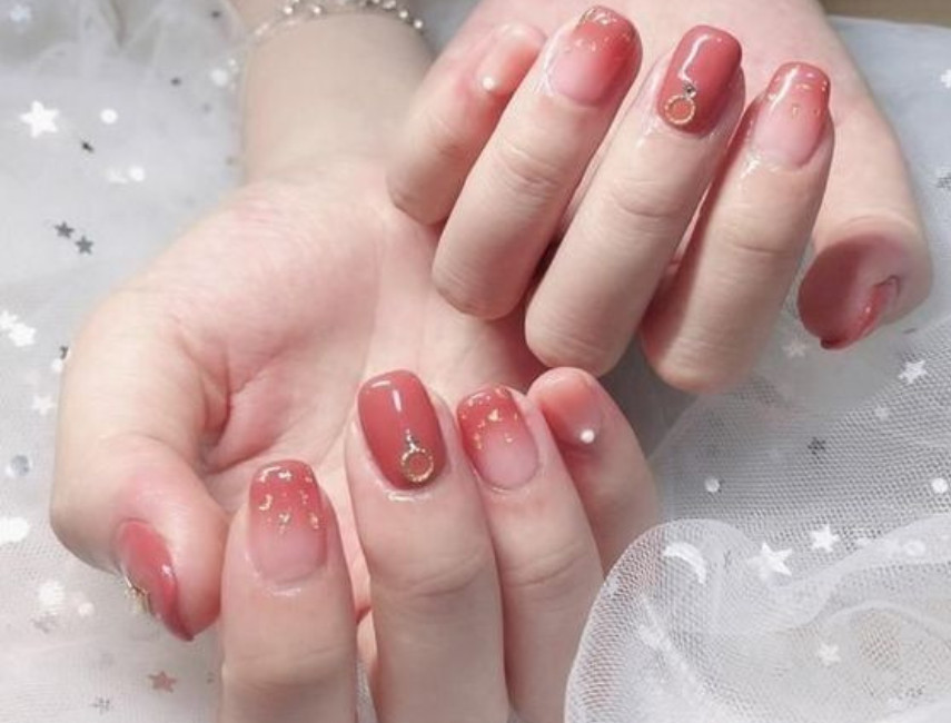 Mẫu nail đẹp cho cô dâu chụp ảnh cưới màu hồng dịu dàng