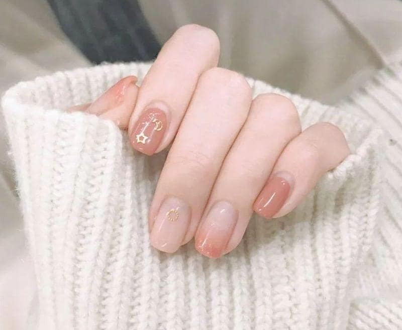 Mẫu nail đẹp cho cô dâu chụp ảnh cưới tông nude thanh lịch