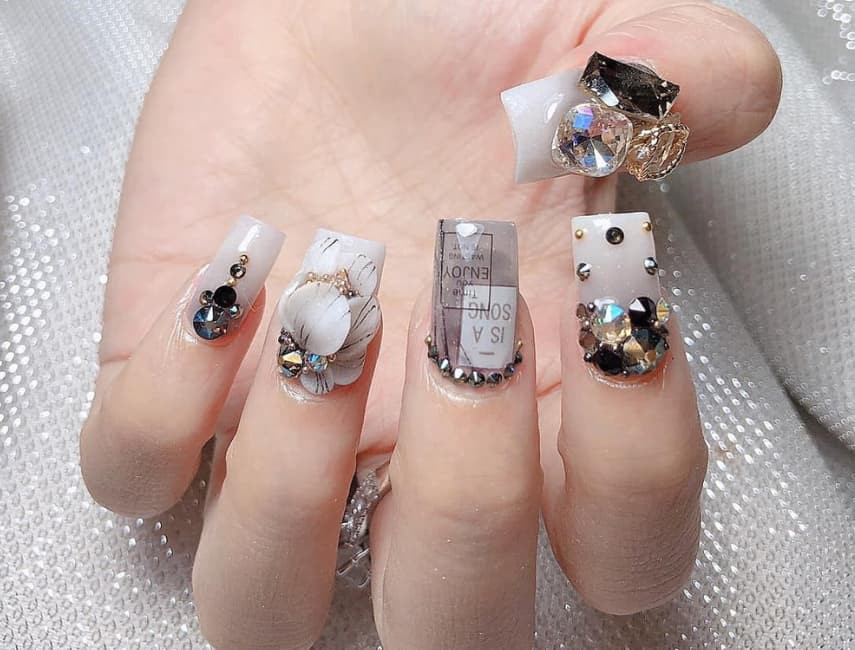 Mẫu nail đẹp cho cô dâu chụp ảnh cưới với thiết kế cầu kỳ