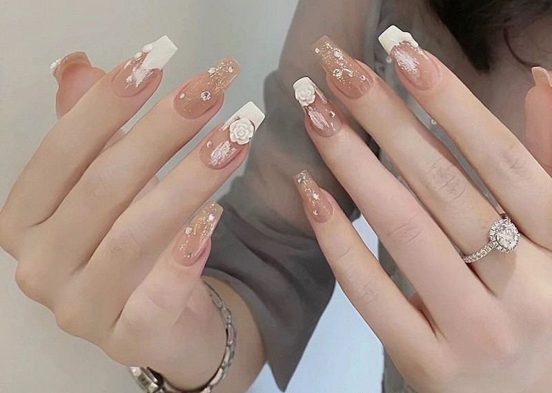 Mẫu nail đẹp đi đám cưới gắn hoa hồng trắng nổi bật