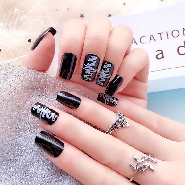 Mẫu nail đẹp màu đen tuyền sang trọng