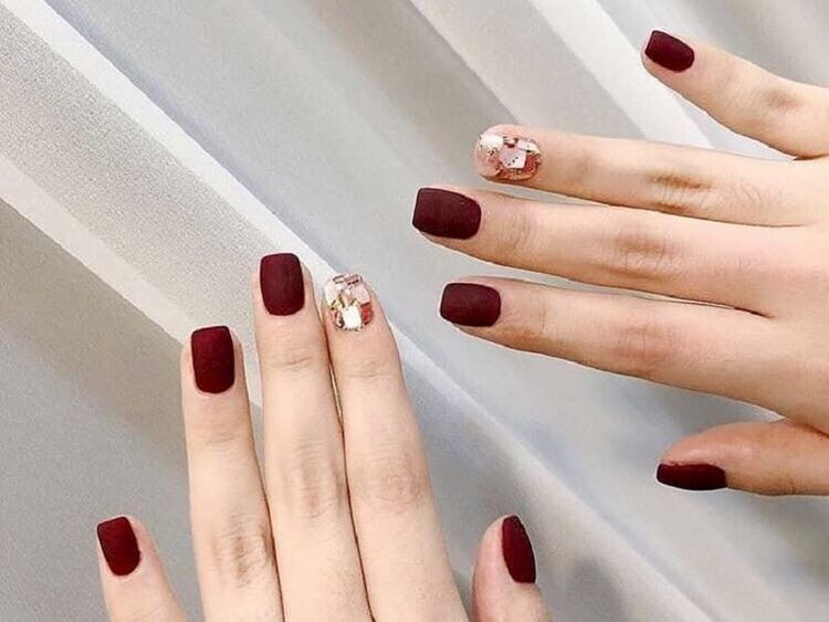 Khám Phá Các Mẫu Móng Tay Đẹp Năm 2024 Đầy Quyến Rũ Mẫu nail đẹp năm 2024 tông đỏ rượu sang trọng