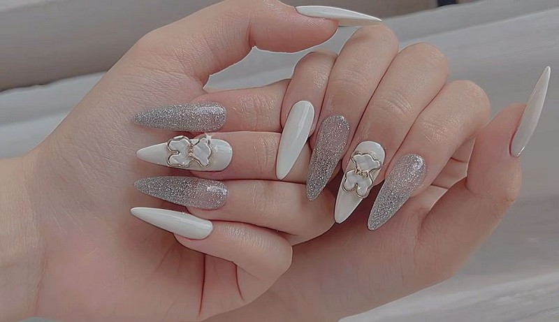 Mẫu nail đi đám cưới màu trắng sơn kim tuyến và đính charm gấu dễ thương
