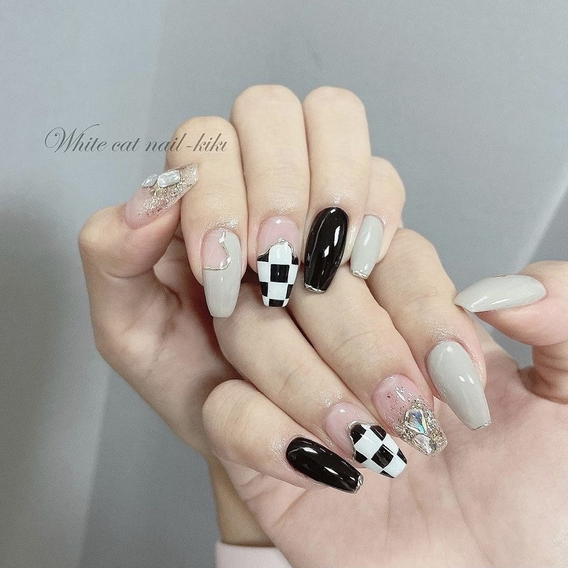 Mẫu nail đi đám cưới siêu cá tính với họa tiết caro đen trắng