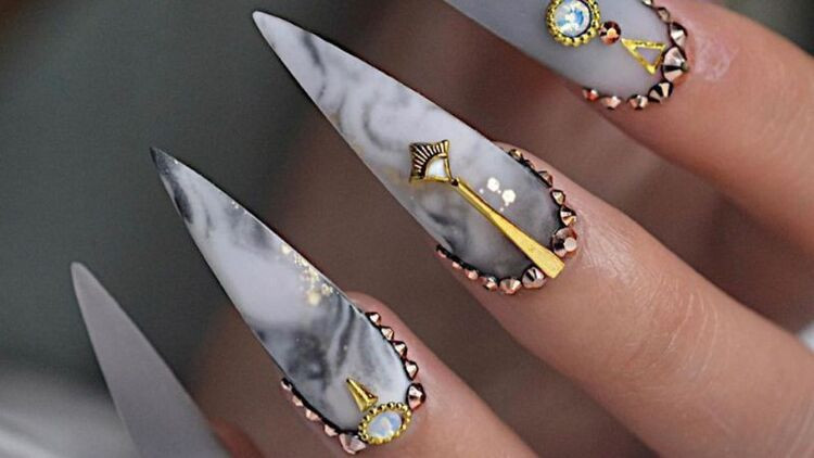 Khám Phá Các Mẫu Móng Tay Đẹp Năm 2024 Đầy Quyến Rũ Mẫu nail đính đá đẹp năm 2024 cho cô dâu lộng lẫy