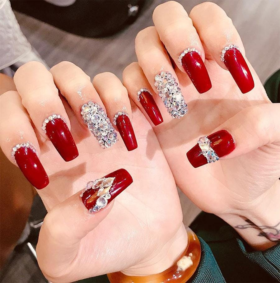 Mẫu nail đính đá màu sắc tươi sáng