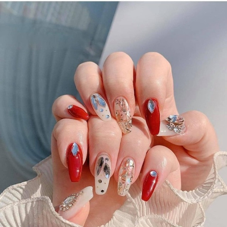 Khám Phá Các Mẫu Móng Tay Đẹp Năm 2024 Đầy Quyến Rũ Mẫu nail đính đá sang trọng 2024 cho da trắng
