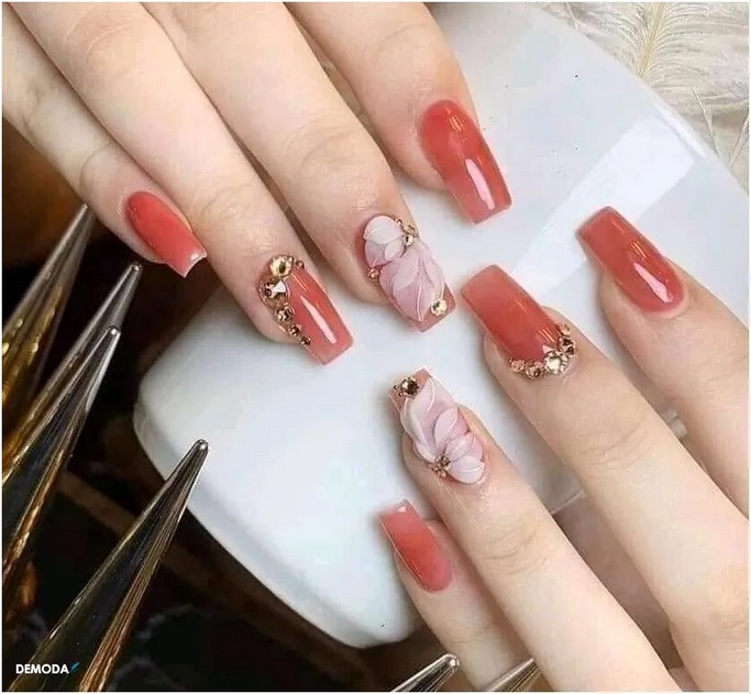 Mẫu nail đính đá sang trọng chụp ảnh cưới