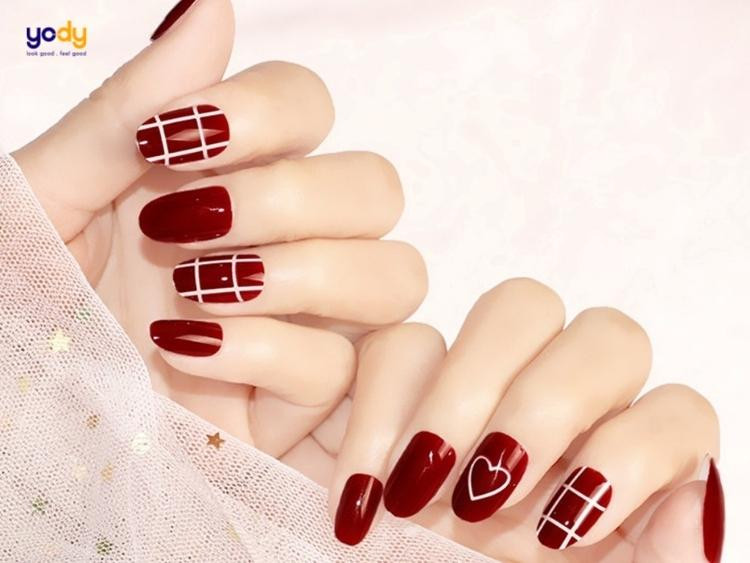 Mẫu nail đỏ cherry bóng bẩy, sang trọng, là lựa chọn tuyệt vời cho người mệnh Hỏa thu hút tài lộc