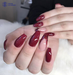 Mẫu nail đỏ mận sơn bóng kết hợp vẽ viền móng cực kỳ tinh tế và thanh lịch
