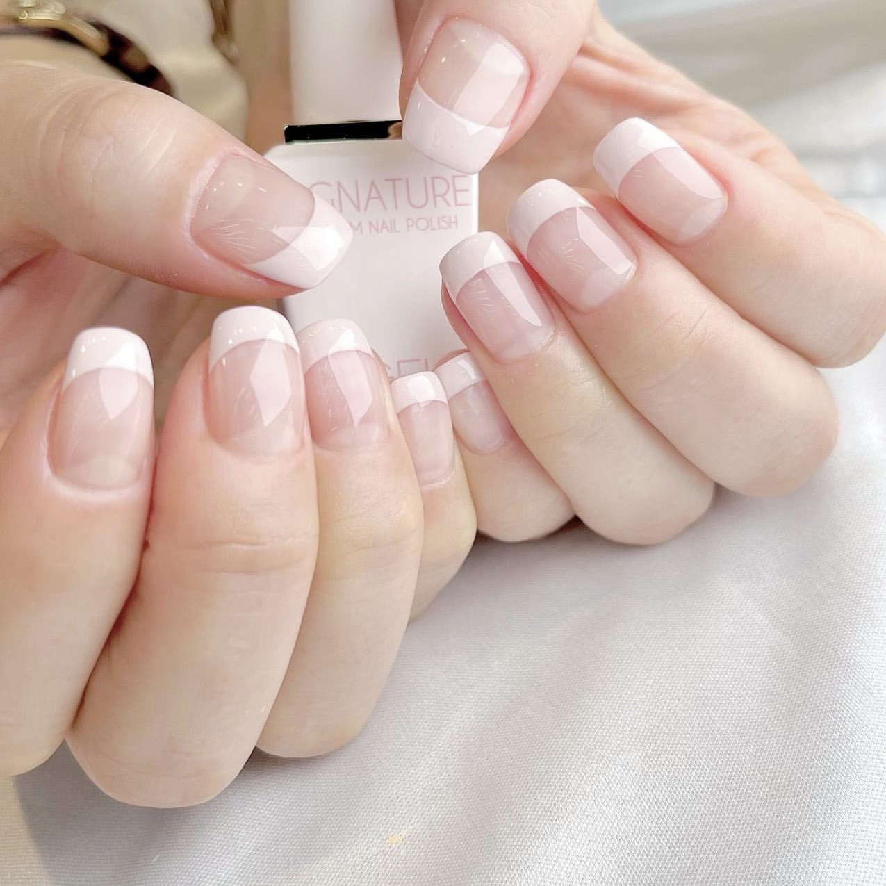 Mẫu nail French đầu móng trắng trong thanh lịch