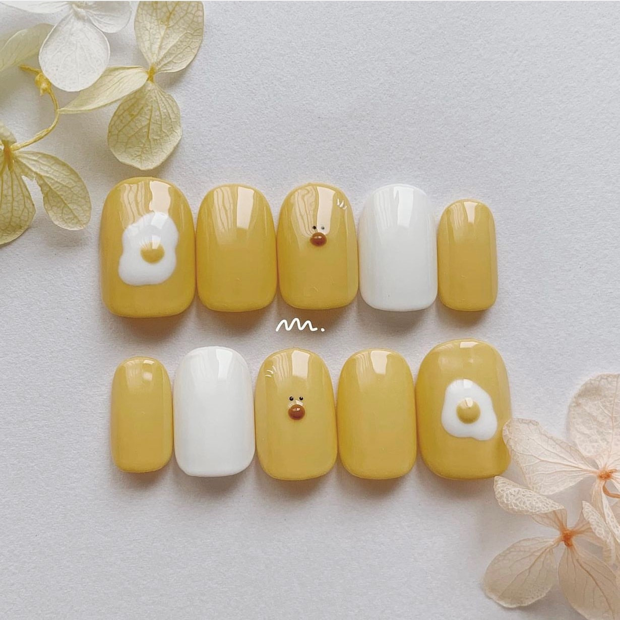 Mẫu nail gà con màu vàng trên nền móng pastel