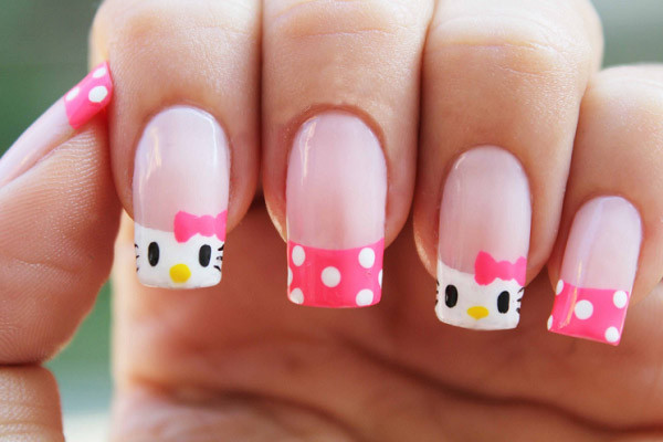 Mẫu nail Hello Kitty với nơ đỏ đặc trưng trên nền hồng