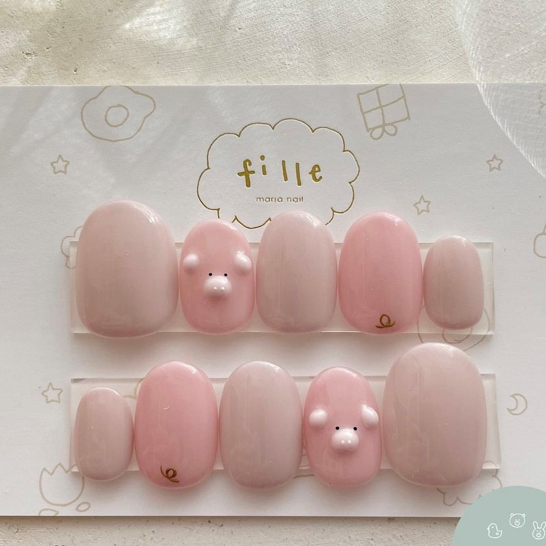 Mẫu nail heo con màu hồng đáng yêu với đôi tai nhỏ