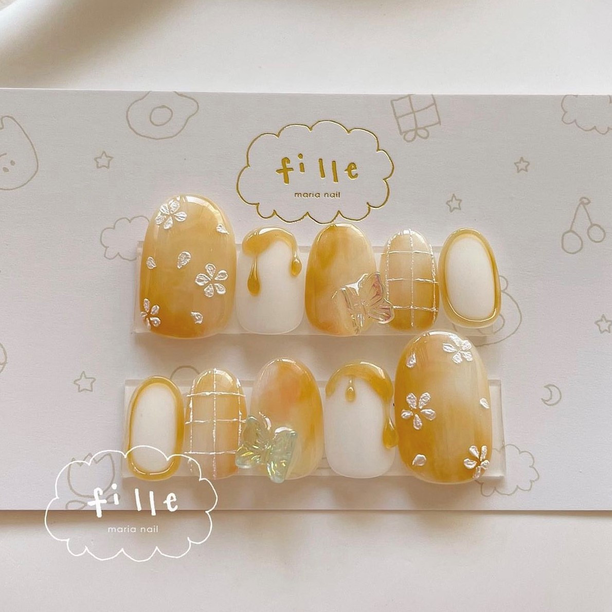 Mẫu nail hình bướm xanh trên nền móng trong suốt