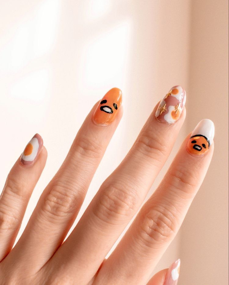Mẫu nail hình chú gấu vàng đội mũ đáng yêu