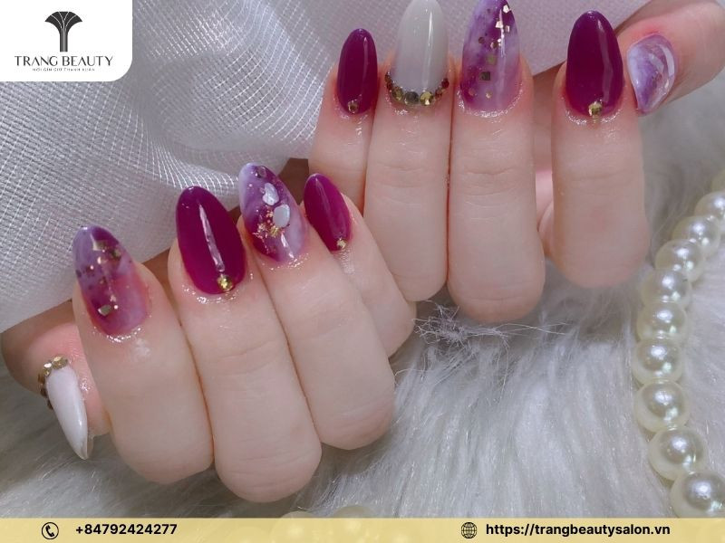 Khám Phá Các Mẫu Vẽ Hoa Móng Tay Đẹp Tuyệt Mỹ Cho Phái Nữ Mẫu nail hoa đào với nhụy vàng nổi bật