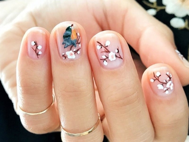 Mẫu nail hoa lá đơn giản trên nền nude cho da ngăm