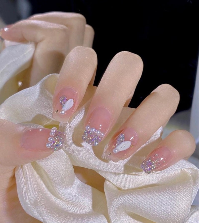 Mẫu nail họa tiết trái tim được sơn kim tuyến lấp lánh