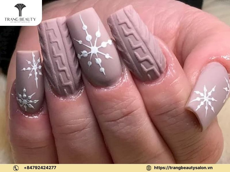 Khám Phá Các Mẫu Vẽ Hoa Móng Tay Đẹp Tuyệt Mỹ Cho Phái Nữ Mẫu nail hoa tuyết nâu ấm cúng và đẹp mắt