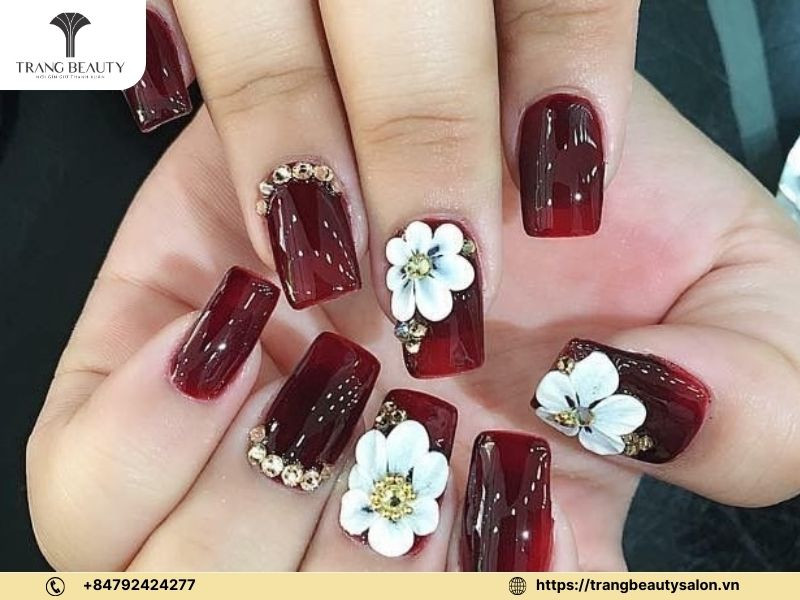 Khám Phá Các Mẫu Vẽ Hoa Móng Tay Đẹp Tuyệt Mỹ Cho Phái Nữ Mẫu nail hoa tuyết tone đỏ tràn đầy năng lượng