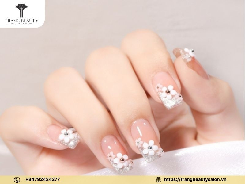 Khám Phá Các Mẫu Vẽ Hoa Móng Tay Đẹp Tuyệt Mỹ Cho Phái Nữ Mẫu nail hoa vuông sang trọng và tinh tế