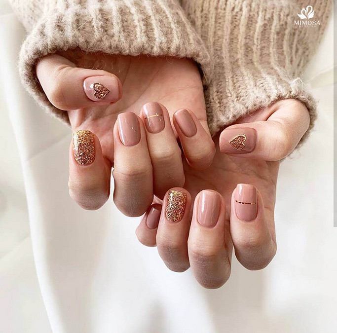 Mẫu nail hồng lãng mạn chụp ảnh cưới