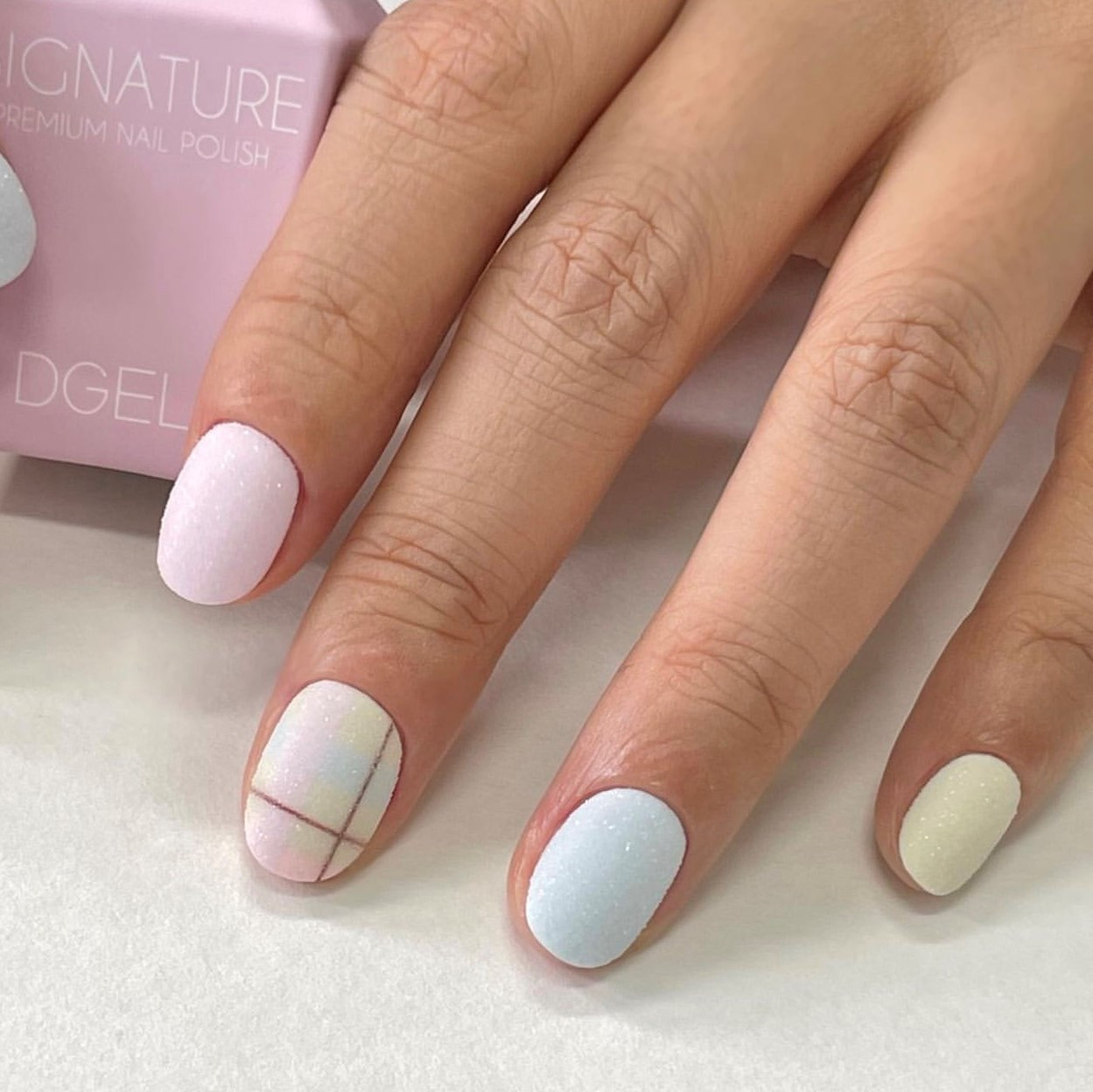 Mẫu nail kẻ sọc pastel đơn giản tại Ảnh Nail