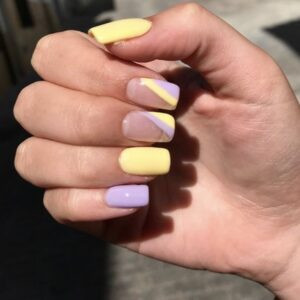 Mẫu nail kết hợp 2 màu tím pastel và vàng sữa dịu dàng