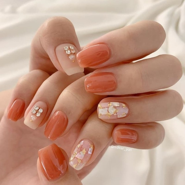 Mẫu nail màu cam đất phong cách hiện đại