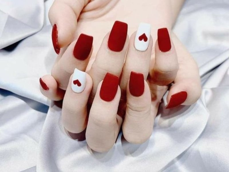 Mẫu nail màu đỏ gạch quyến rũ tôn da ngăm