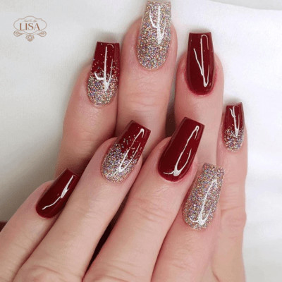 Mẫu nail màu đỏ rượu vang phối nhũ tinh tế