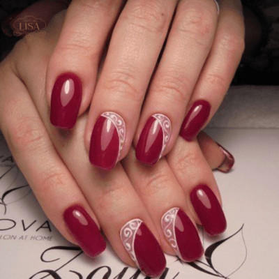 Mẫu nail màu đỏ rượu vang vẽ đường xoắn nghệ thuật