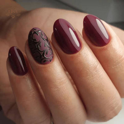 Mẫu nail màu đỏ rượu vang vẽ nét mảnh tinh tế