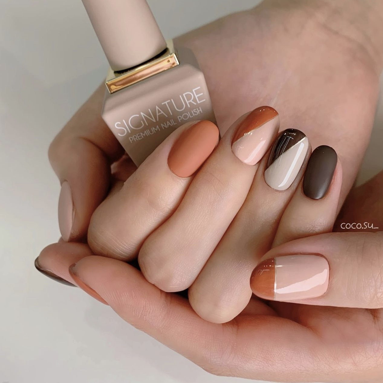 Mẫu nail màu nâu cam ấm áp, một trong những màu sơn móng tay đẹp 2023